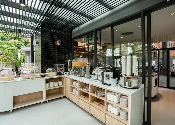 โรงแรมแอมเบอร์ สุขุมวิท 85 (SHA Extra Plus)